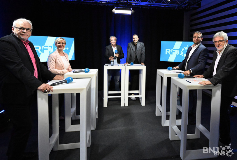 De gauche à droite : Christophe Schaffter (CS-POP), Rosalie Beuret Siess (PS), Clément Piquerez (Le Centre) et Fred-Henri Schnegg (UDC) ont débattu dans les conditions du direct.