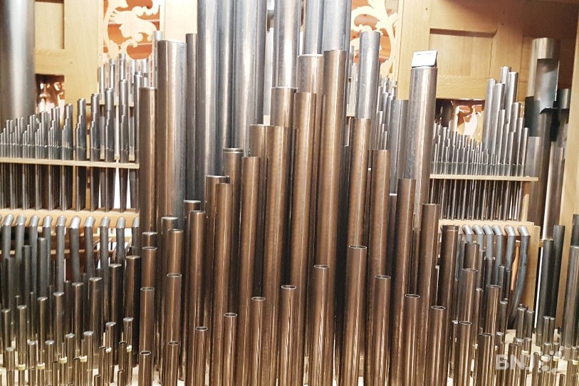 Plus de 800 tuyaux ont été installés dans le nouvel orgue de Beurnevésin.