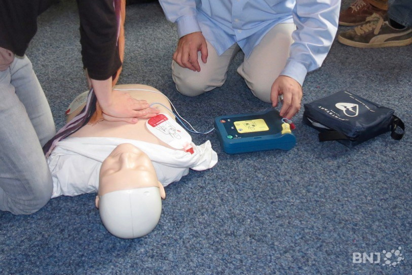Des participants à un cours apprennent à réaliser correctement un massage cardiaque avant d'utiliser un défibrillateur. (Photo: archives)