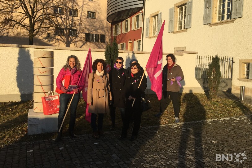 Plusieurs manifestantes ont distribué une brochure sur la grève des femmes pour sensibiliser les députés