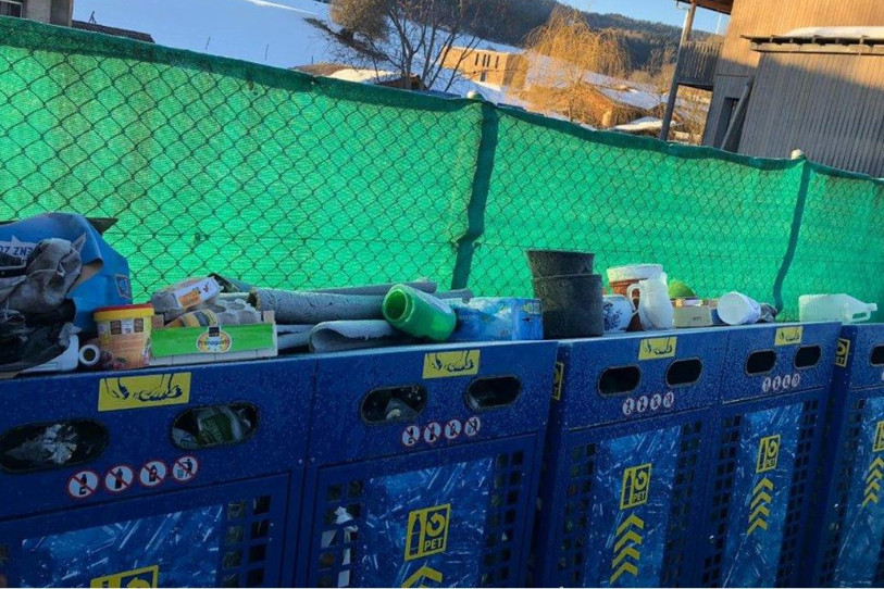 Le dépôt de déchets sur les containers donne une surcharge de travail aux employés communaux (photo: commune de Tramelan)