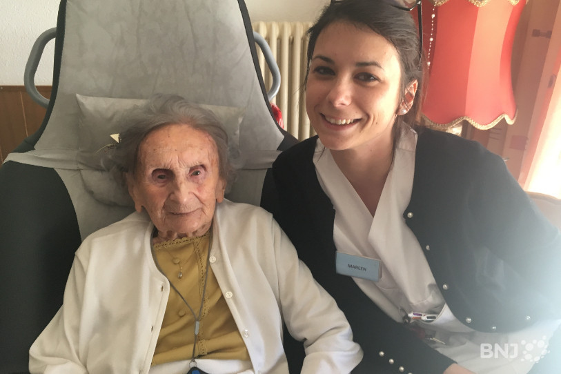 Nelly Perrenoud, 109 ans, choyée par le personnel du home de Buttes à l'exemple de Marlen.