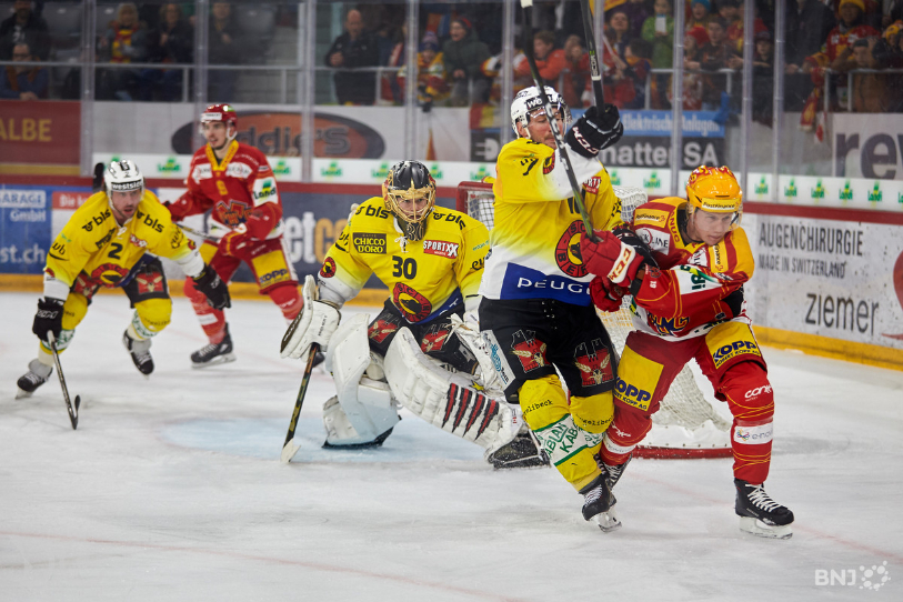 Toni Rajala (tout à droite) ne devrait pas manquer le sprint final du HC Bienne (photo : archives).