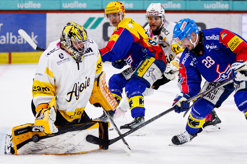 Benjamin Conz (ici devant Axel Simic) a longtemps retardé l'échéance mardi soir. (Photo : Keystone/Patrick B. Kramer)