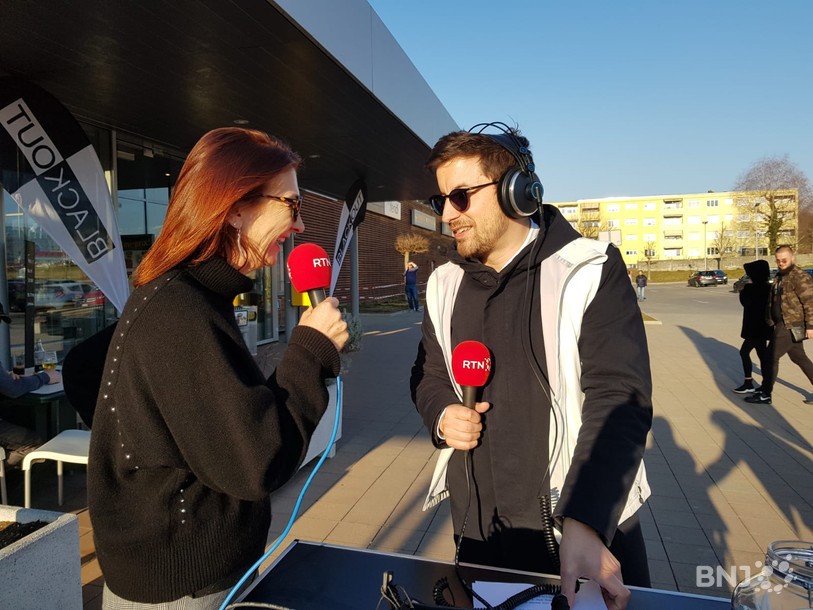 Charlotte Carrel en pleine interview