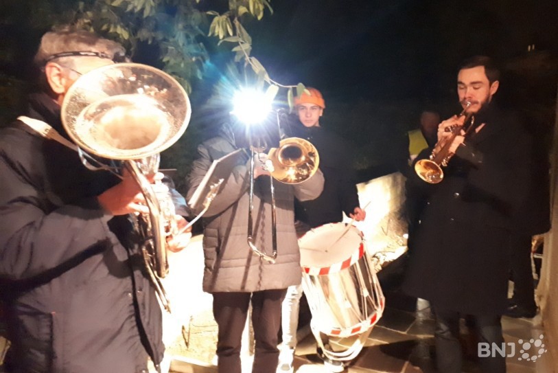 La fanfare a dû s'éclairer à la lampe frontale pour lire ses partitions.