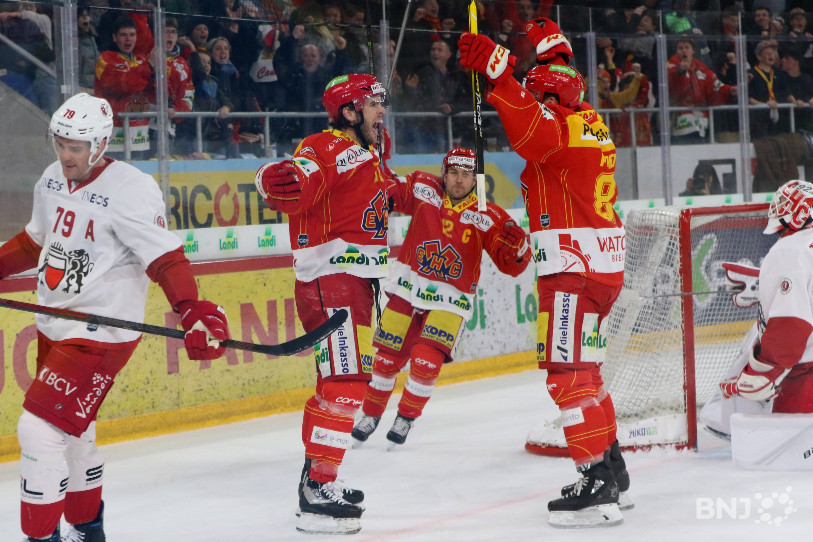 Le Biennois Marc-Antoine Pouliot (à gauche en rouge) vient d'ouvrir le score...et la voie à son équipe (photos Mauricette Schnider)