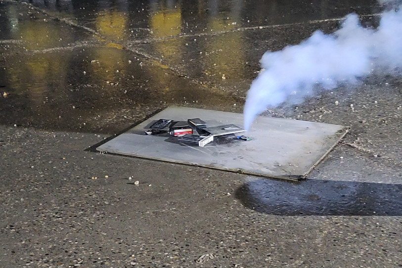 Les batteries au lithium qui prennent feu atteignent très rapidement de très hautes températures. (Photo : Maël Bourquard)