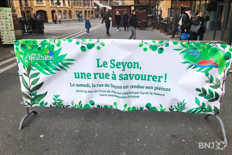 Les piétons peuvent pleinement profiter de la rue du Seyon le samedi depuis ce week-end. Dès le 6 avril, des maraîchers viendront installer leur stand.