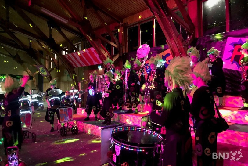 Alors que les halles et bars jurassiens se préparent à accueillir les festivités de carnaval, l'application des règles en vigueur devrait être plus stricte cette année. (Photo : archives.)