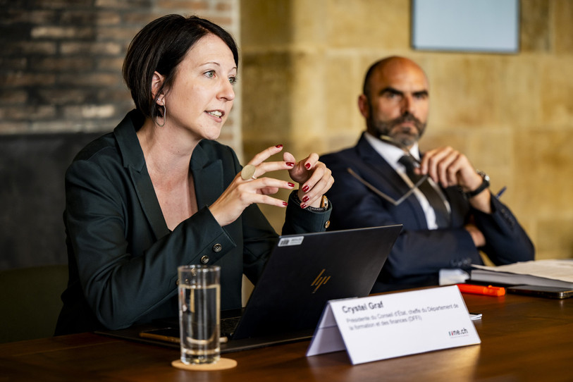 Les membres du Gouvernement neuchâtelois avec Crystel Graf, à gauche, et Laurent Favre, à droite, lors de la conférence de presse de présentation du budget 2026 (Photo : KEYSTONE/Jean-Christophe Bott).