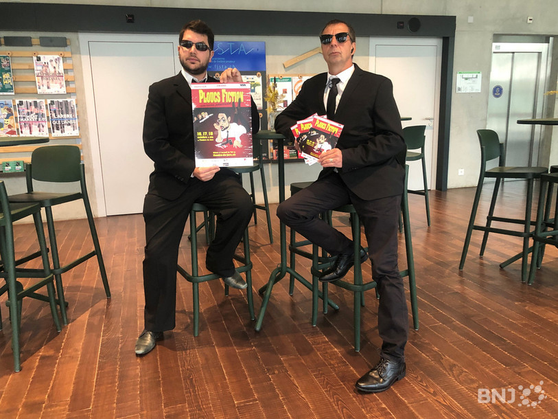 A gauche, le metteur en scène Célien Milani et le président de la CHIARDE Laurent Meli ont présenté la Revue jurassienne à la mode « Men in Black »
