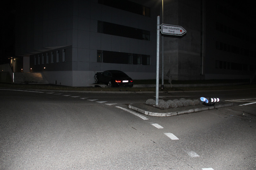 L'accident a eu lieu au rond-point du Voirnet. (photo: police cantonale jurassienne)