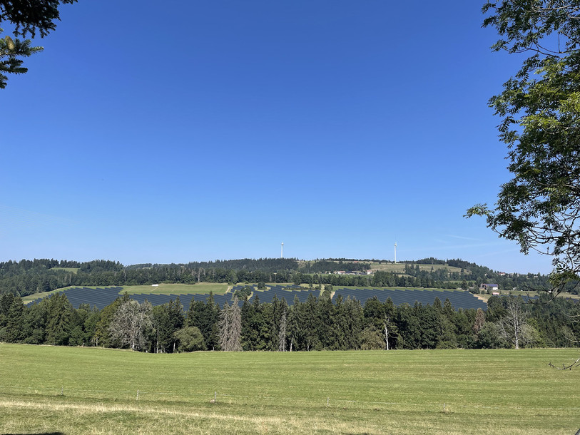 Les services industriels bâlois veulent installer 10'000 panneaux solaires à St-Brais. (Photo : IWB).