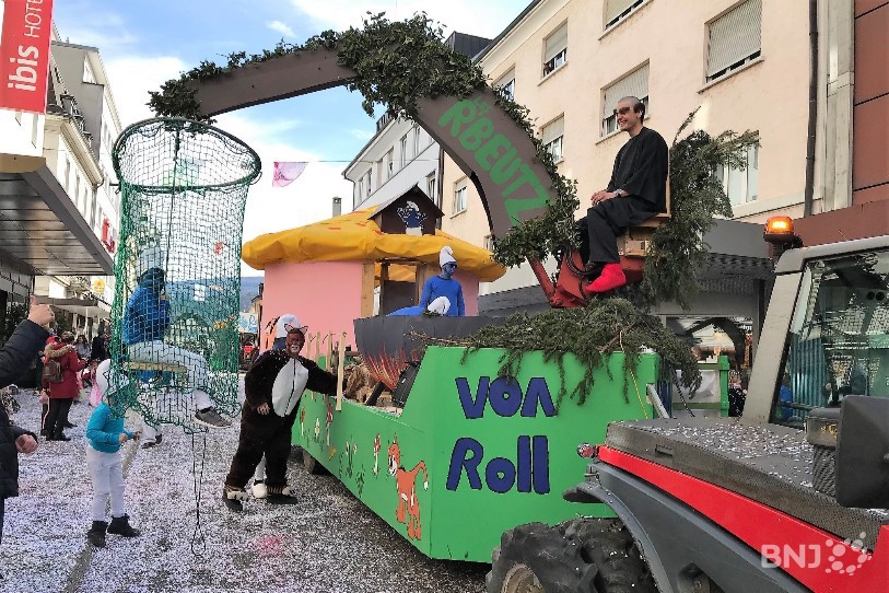 Les Stroumpfs ont occupés les rues de Delémont durant le carnaval dimanche