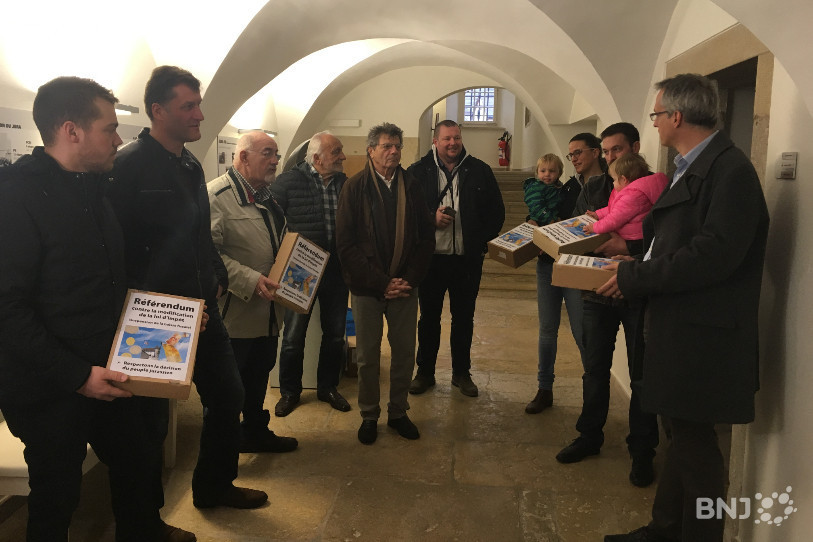 L'UDC a remis lundi à la chancellerie un peu plus de 3'500 signatures pour le référendum contre la modification de la loi d'impôt.