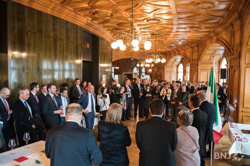 La réception neuchâteloise a réuni de nombreux parlementaires et cadres de l'administration fédérale ce mardi dans la Galerie des Alpes du Palais fédéral. (Photo: SP-Chancellerie d’État)
