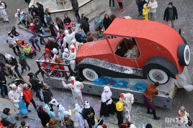 L'un des nombreux chars présents au cortège de Delémont.