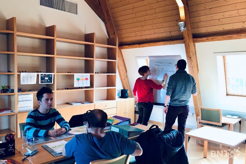 Les trois étudiants suivent leur cours théorique au domaine de Mont-Renaud à Boncourt.