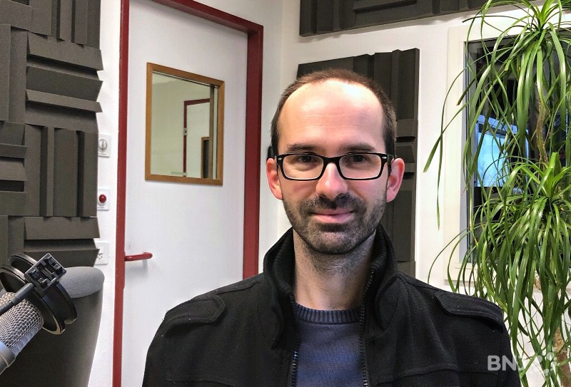 Gaétan Glauser, dans le studio de la Matinale RTN.