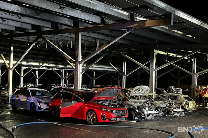 La Police jurassienne lance un appel à témoin après un incendie qui a détruit neufs véhicules à Courgenay. (Photo : Police cantonale jurassienne.)
