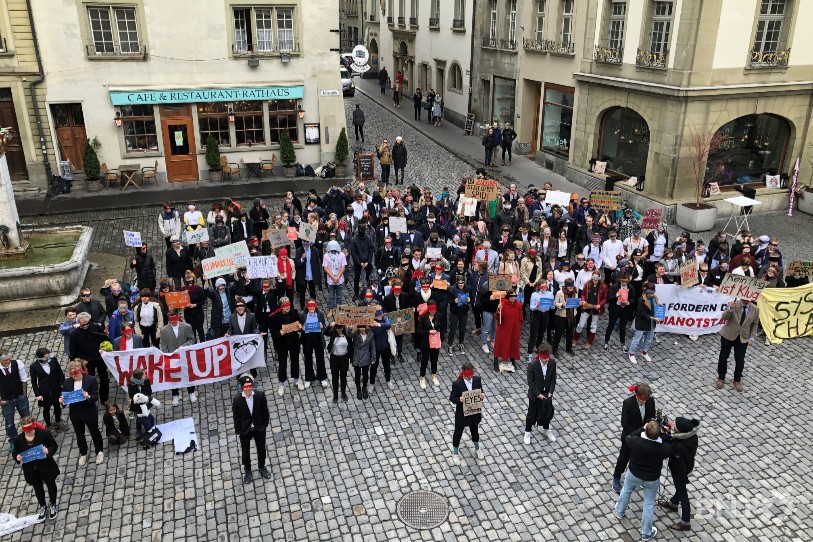 Ils étaient environ 150 à scander des slogans en français et en allemand.