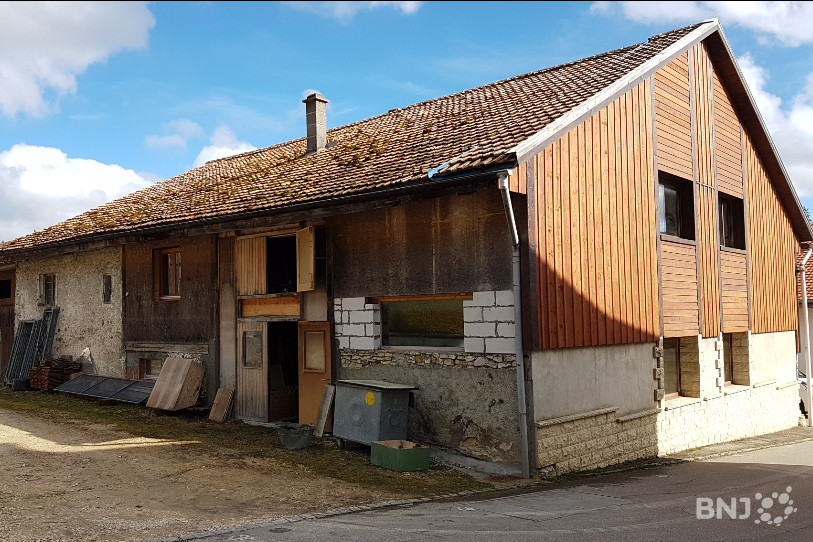 L'incendie s'est déclaré dans ce bâtiment de Champoz mais n'a pas laissé de traces sur l'enveloppe extérieure. 