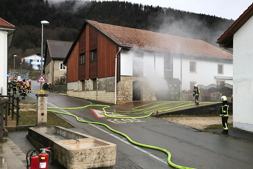 De nombreux pompiers ont été mobilisés pour maîtriser le sinistre survenu jeudi matin à Champoz. (Photo : Police cantonale bernoise)