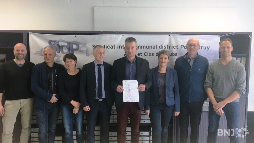De gauche à droite : François Minger (maire de Courtedoux), Ernest Gerber (maire de Cornol), Valérie Voisard Bourquard (vice-maire de Fontenais), Didier Jolissaint (maire de Courgenay), Stéphane Babey (maire de Alle), Anne Roy (présidente du comité de pilote du Pôle régional de Porrentruy), Gabriel Voirol (maire de Porrentruy) et Benoit Bleyaert (maire de Coeuve). 
