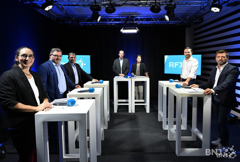 De gauche à droite : Sarah Gerster (PS), Damien Chappuis (PCSI), Jean-Paul Lachat (Le Centre), Martial Courtet (indépendant) et Didier Receveur (PVL) ont débattu dans les conditions du direct. (Photos : Georges Henz.)