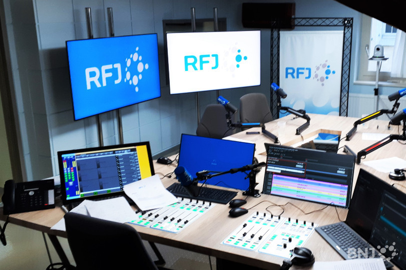 Il n'y a désormais plus de vitre entre les différentes parties du studio de RFJ.