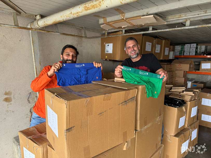 Depuis leur garage à La Neuveville, Ruhisu Akkaya (à gauche) et Mike Zihler, les deux co-fondateurs de la marque Snew, gèrent eux-mêmes les envois de leur boxer breveté.