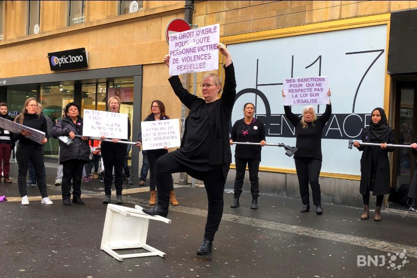 Le Collectif neuchâtelois pour le grève féministe et des femmes a organisé une performance vendredi après-midi à la Place de la Justice à Neuchâtel. 
