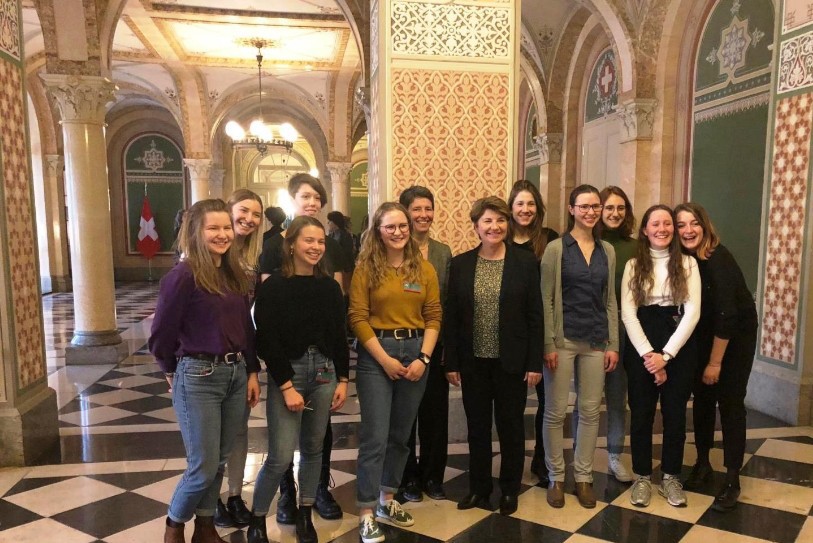 Dix étudiantes de Porrentruy ont passé un moment privilégié avec les conseillères fédérales à Berne (ici avec Viola Amherd).
