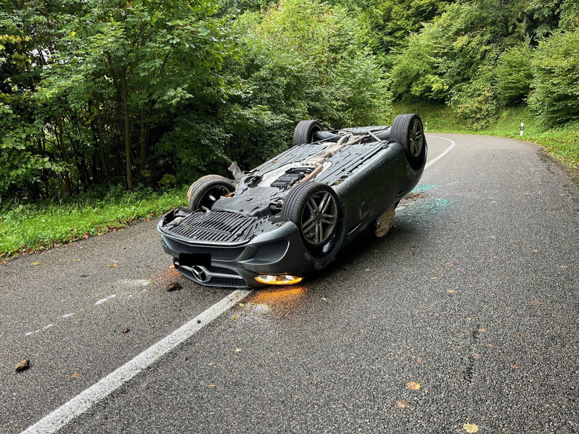 Un automobiliste est rentré en collision avec le bord gauche de la chaussée. (Photo : Police cantonale)