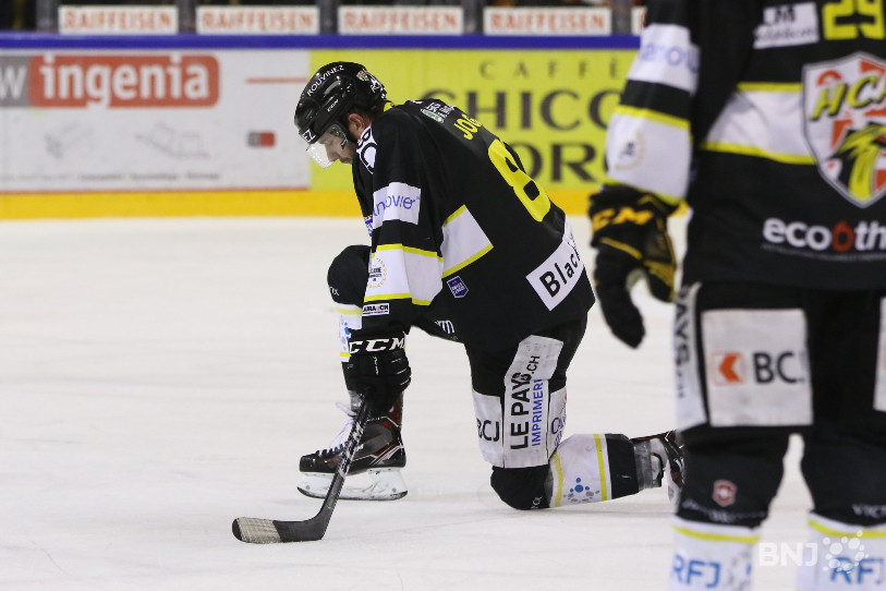 Mathias Joggi genou à terre, comme groggy. Le HC Ajoie quitte la scène en quart de finale (photos Mauricette Schnider)
