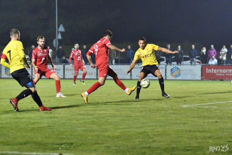 L'attaquant du FC Bienne, Kaua Safari (ici en rouge) s'est illustré en inscrivant un triplé. (Photo : archives)