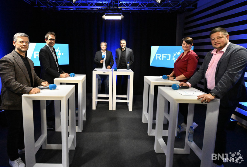De gauche à droite : Pierluigi Fedele (CS-POP), Raphaël Ciocchi (PS), Anne Froidevaux (Le Centre) et Martin Braichet (PLR) ont débattu dans les conditions du direct. (Photo : Georges Henz)