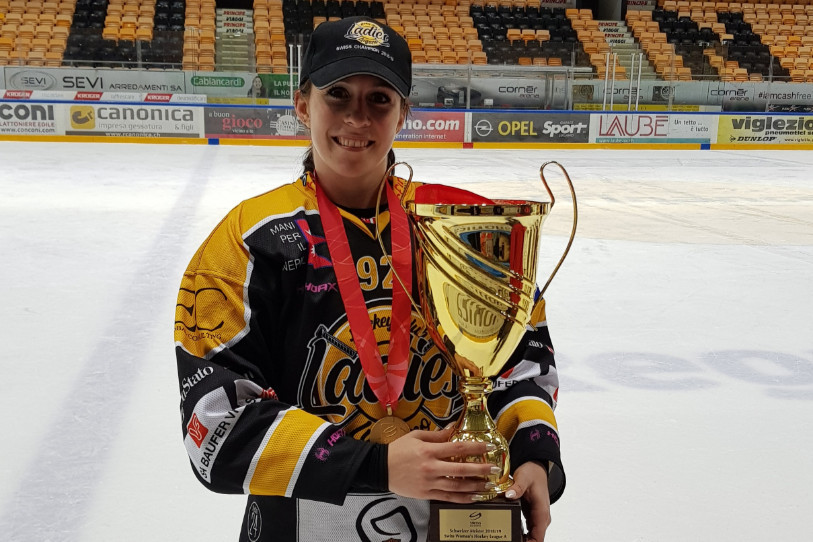 Laura Desboeufs pose avec le trophée de SWHLA.
