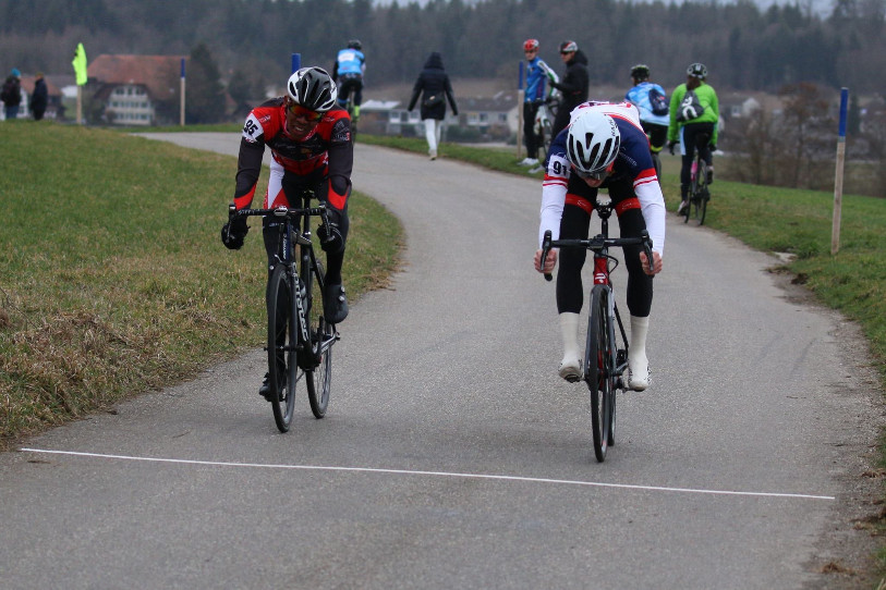 Haben Mhretab (à gauche) a raté la victoire pour quelques centimètres. (Photo : Team Humard Vélo-Passion)