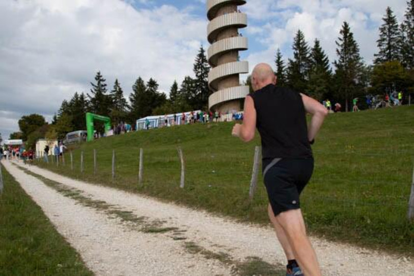 Jacques-Henri Jufer touche au but lors de la course du Trophée de la Tour de Moron. (Photo : Daniel Salzmann)