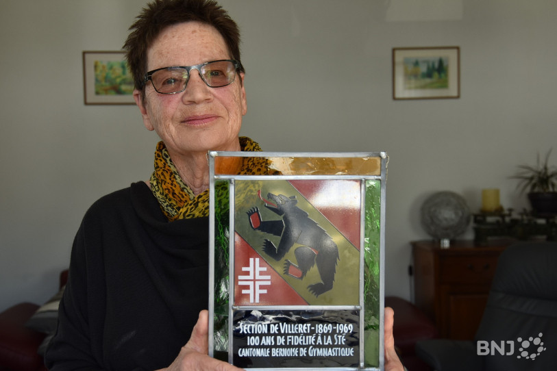 Liselotte Argenio, membre du comité de la section féminine de gymnastique de Villeret montre le cadeau que la SFG Villeret avait reçu il y a cinquante ans.
