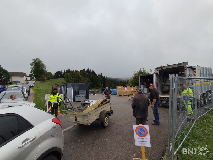 Des employés de Vadec et des membres de la commune ont accueilli plusieurs dizaines de personnes au Bémont.