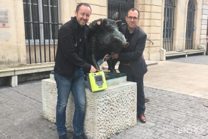 Christophe Bélet (à gauche) de RéaJura Coeur et Julien Loichat, conseiller municipal à Porrentruy.