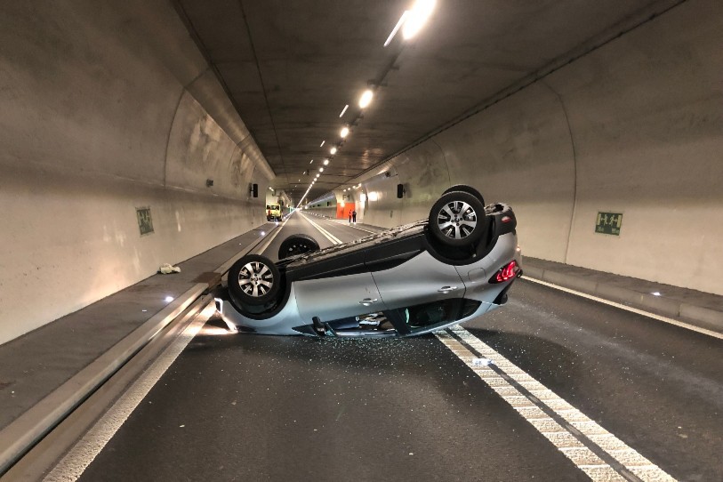 La voiture a terminé sa course sur le toit (photo : police cantonale bernoise).