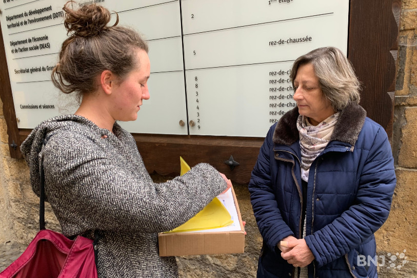 En tant que secrétaire générale du Grand Conseil, Janelise Pug (à droite) était par exemple chargée de réceptionner les remises de signatures (photo: archives).