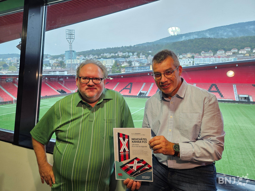 Laurent Weber (à gauche), archiviste de Neuchâtel Xamax, a collaboré au livre écrit par Nicolas Bandelier (à droite) qui revient sur l'histoire du club en 130 dates.