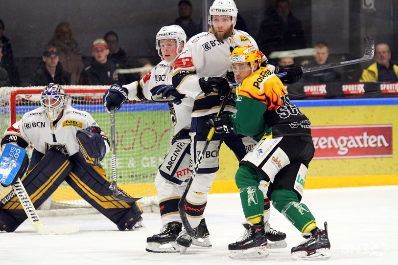 Cody Wydo (ici à droite face à Kevin Kühni et Philip Ahlström) a été l'unique joueur à avoir trouvé le chemin des filets mercredi soir. (Photo: Enrico Quaranta)