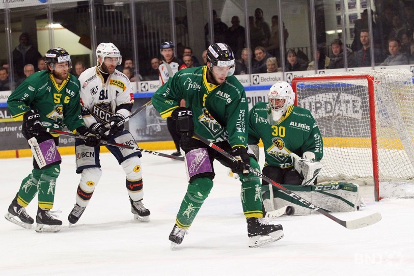 Jérôme Bonnet aux prises avec le capitaine thurgovien Patrick Parati.