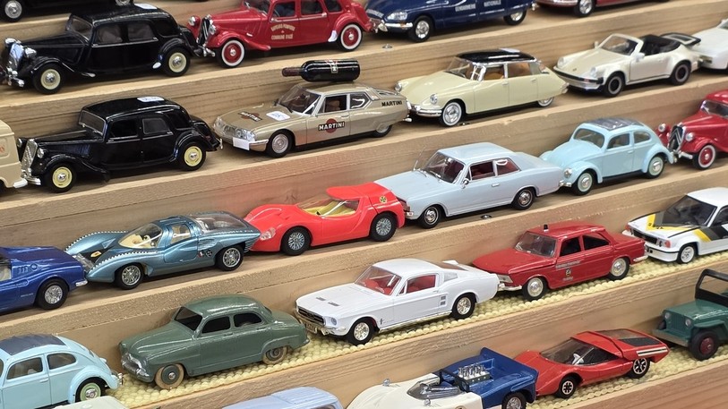 Yves Notter vend une multitude de petites voitures.